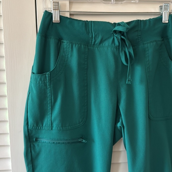 ✨ HEARTSOUL Hunter Green Scrub Joggers – Size Medium Petite ✨ - Picture 2 of 4